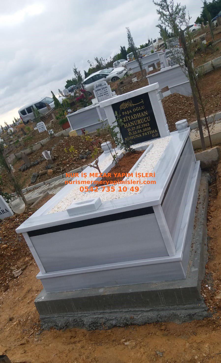 Balıkesir Tek Kişilik Sütunlu Baştaşı Granit Şeritli Mezar